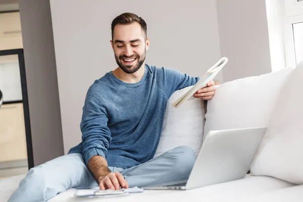 Jovem atraente relaxante — Fotografia de Stock