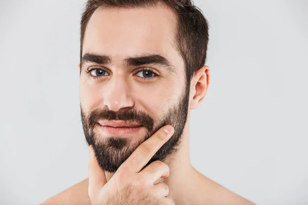 Genç yakışıklı bir sakallı gömleksiz adam yakın çekim — Stok fotoğraf