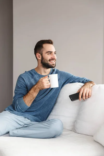 Atractivo joven relajante —  Fotos de Stock