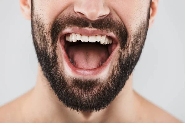 Gülümseyen bir sakallı adam portresi yarım yüz kadar kapatın — Stok fotoğraf