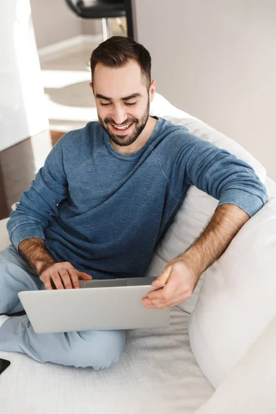 Atractivo joven relajante — Foto de Stock