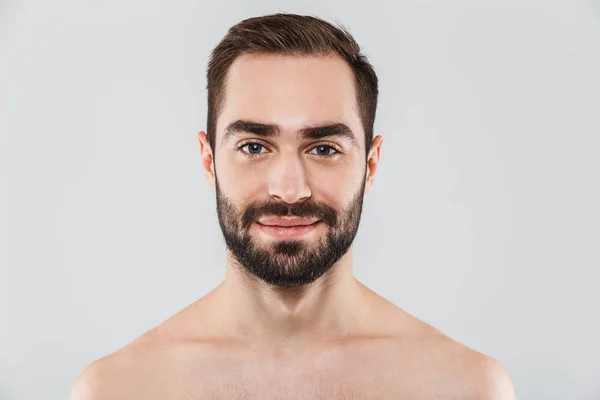 Nahaufnahme eines jungen gutaussehenden bärtigen Mannes ohne Hemd — Stockfoto