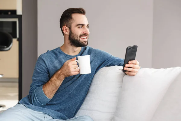 Jovem atraente relaxante — Fotografia de Stock