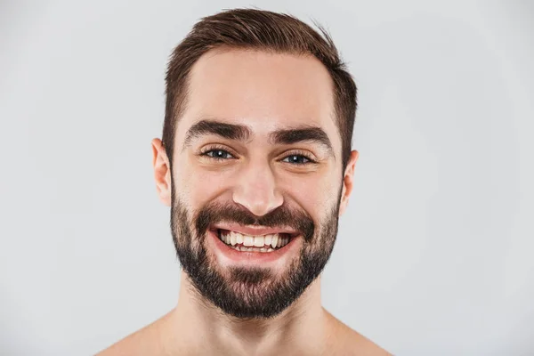 Primo piano di un giovane bell'uomo barbuto senza camicia — Foto Stock