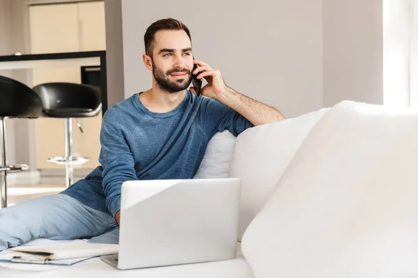 Jovem atraente relaxante — Fotografia de Stock