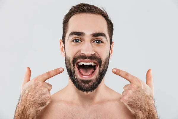 Nahaufnahme eines jungen gutaussehenden bärtigen Mannes ohne Hemd — Stockfoto