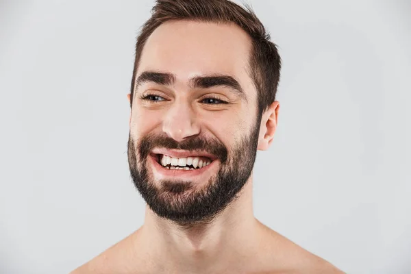 Nahaufnahme eines jungen gutaussehenden bärtigen Mannes ohne Hemd — Stockfoto