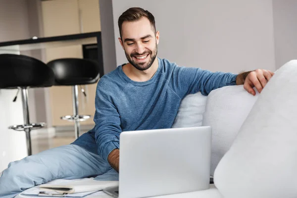 Atractivo joven relajante — Foto de Stock