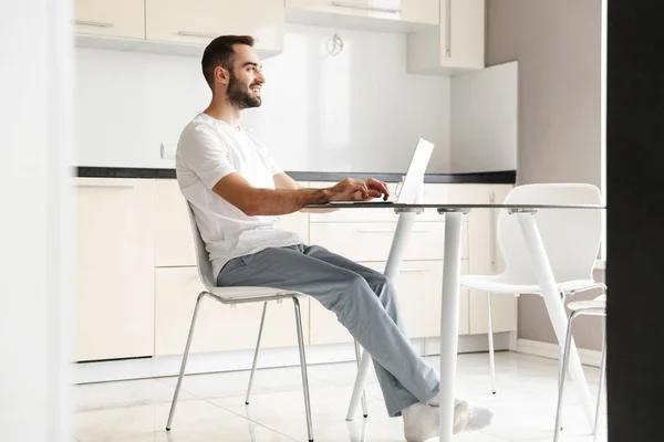 Freelancer homem bonito feliz — Fotografia de Stock