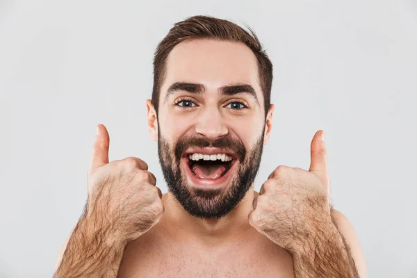 Nahaufnahme eines jungen gutaussehenden bärtigen Mannes ohne Hemd — Stockfoto