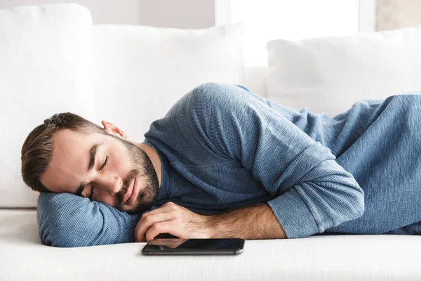 Jovem atraente relaxante — Fotografia de Stock