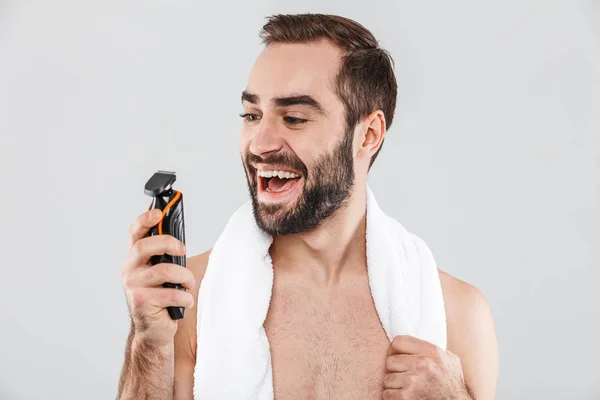 Portret van een vrolijke shirtless bebaarde man — Stockfoto