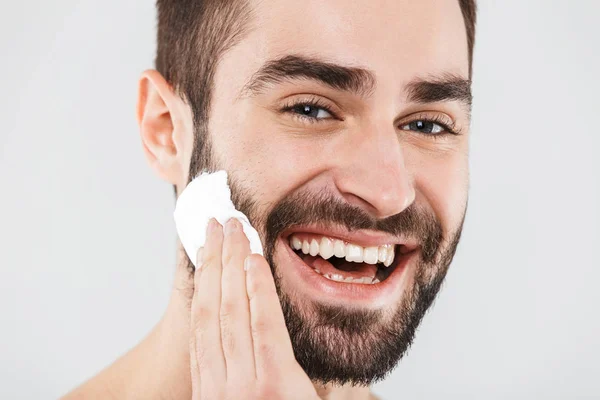 Retrato de cerca de un hombre barbudo guapo — Foto de Stock