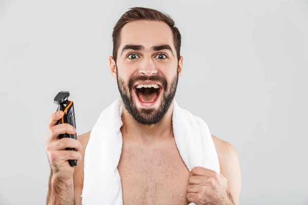 Retrato de um homem barbudo sem camisa alegre — Fotografia de Stock