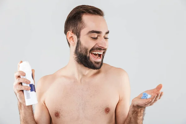 Retrato de un hombre barbudo alegre sin camisa — Foto de Stock