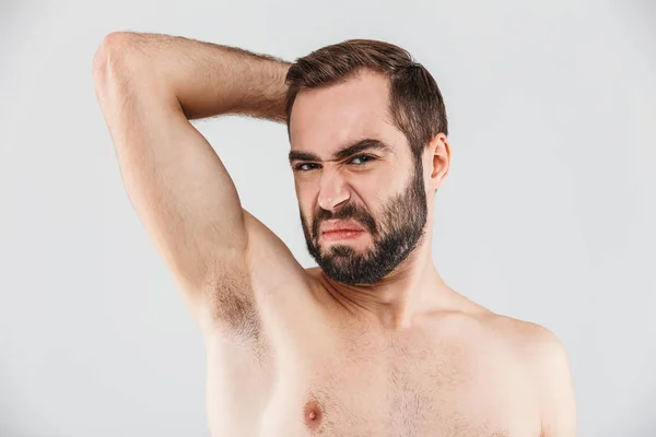 Gros plan portrait d'un homme barbu dégoûté debout — Photo