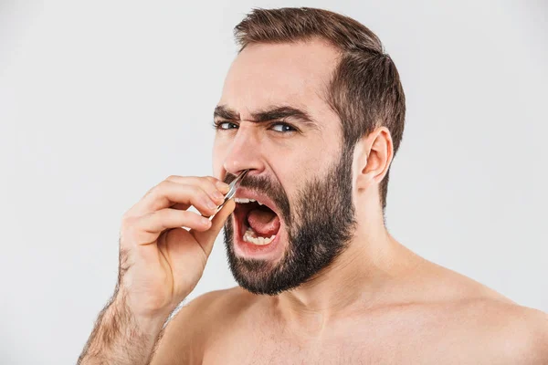 Primer plano retrato de un hombre barbudo sufriendo de pie — Foto de Stock