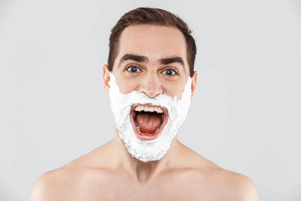 Neşeli bir gömleksiz sakallı adam ayakta portresi — Stok fotoğraf