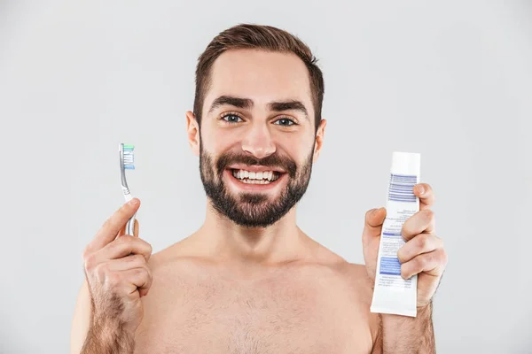 Retrato de cerca de un hombre barbudo guapo —  Fotos de Stock