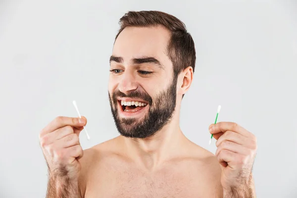 Retrato de cerca de un hombre barbudo guapo —  Fotos de Stock