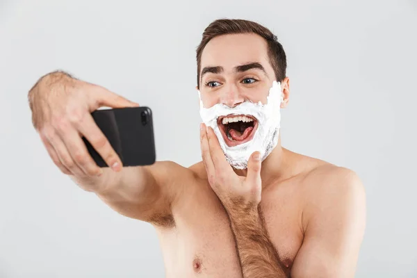 Neşeli bir gömleksiz sakallı adam ayakta portresi — Stok fotoğraf