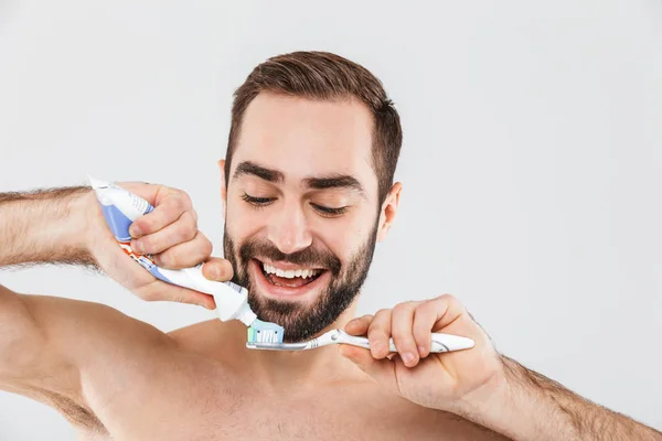 Retrato de cerca de un hombre barbudo guapo — Foto de Stock