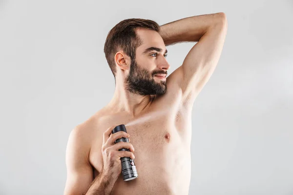 Retrato de cerca de un hombre barbudo guapo —  Fotos de Stock