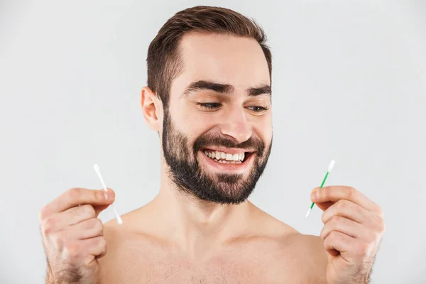 Retrato de cerca de un hombre barbudo guapo —  Fotos de Stock