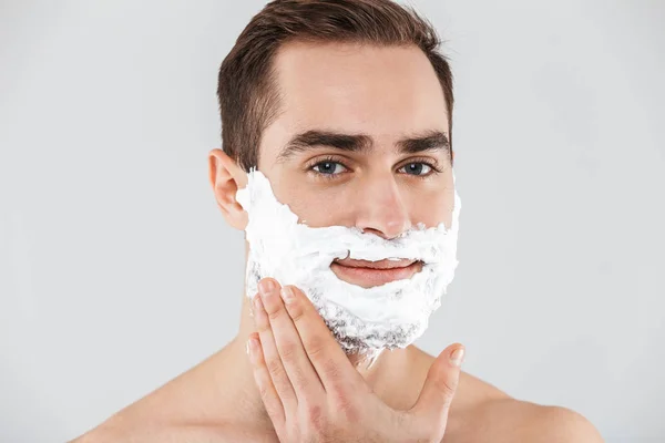 Портрет веселого бородатого человека без рубашки — стоковое фото