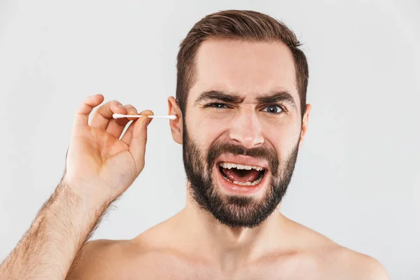 Retrato de un hombre barbudo alegre sin camisa —  Fotos de Stock