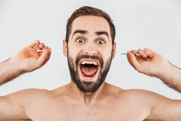 Retrato de cerca de un hombre barbudo guapo — Foto de Stock