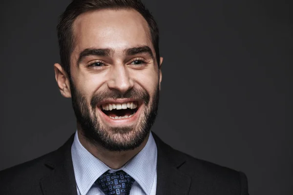 Primer plano de un joven y apuesto hombre de negocios sonriente —  Fotos de Stock