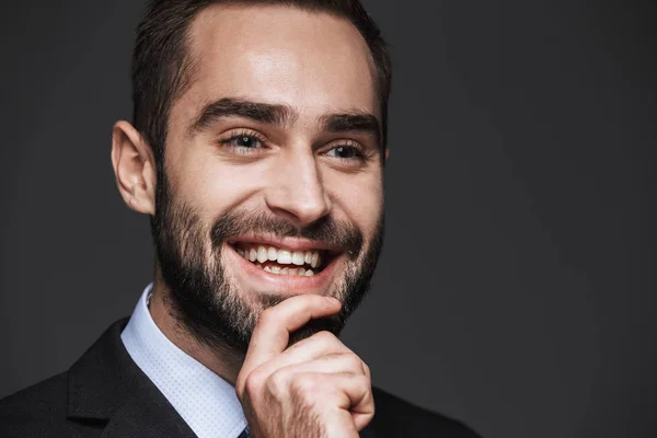 Primer plano de un joven y apuesto hombre de negocios sonriente —  Fotos de Stock