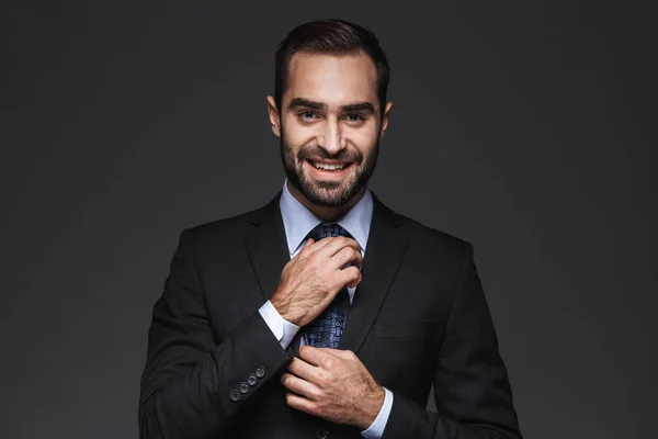 Primer plano de un joven y apuesto hombre de negocios sonriente — Foto de Stock