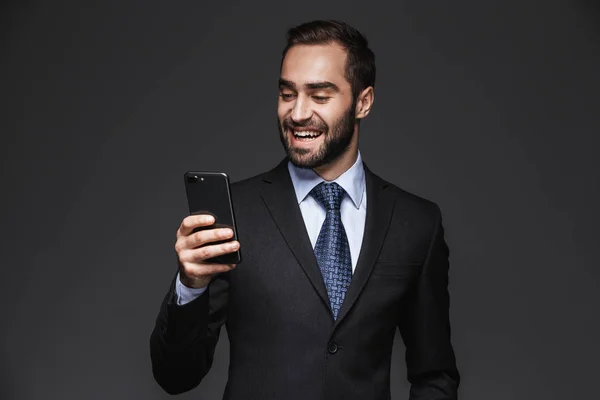 Retrato de um empresário bonito confiante — Fotografia de Stock