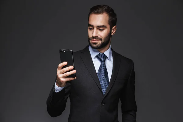 Retrato de um empresário bonito confiante — Fotografia de Stock