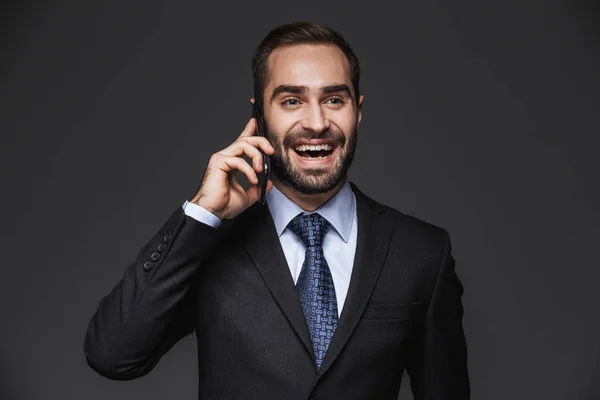 Retrato de um empresário bonito confiante — Fotografia de Stock