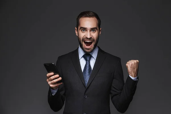 Retrato de un hombre de negocios guapo y seguro —  Fotos de Stock