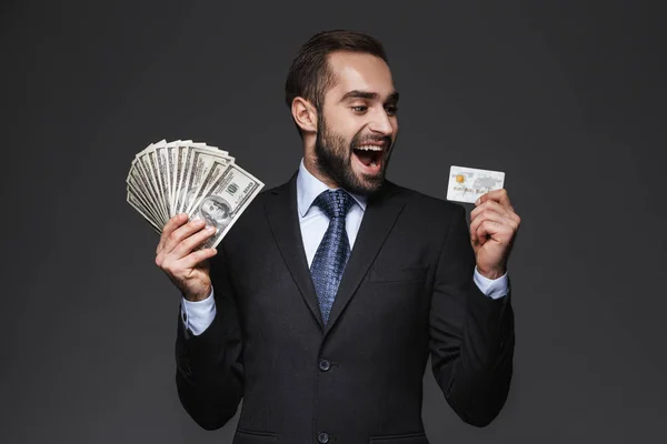 Retrato de um empresário bonito confiante — Fotografia de Stock