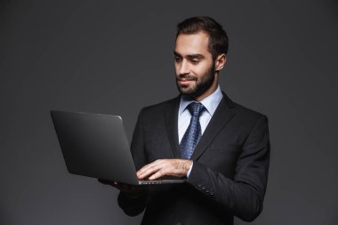 kendinden emin bir yakışıklı işadamı portresi