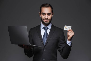 kendinden emin bir yakışıklı işadamı portresi