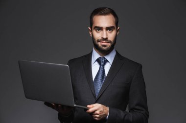 kendinden emin bir yakışıklı işadamı portresi