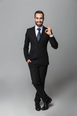 kendinden emin bir yakışıklı işadamı portresi