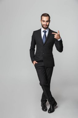 kendinden emin bir yakışıklı işadamı portresi