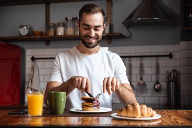 gülümseyen adam having kahvaltı