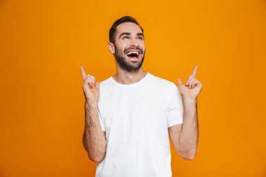 Görüntü tıraşsız adamın 30'lu t-shirt işaret parmağını yukarı doğru ızg