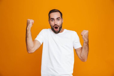 Esmer adam 30'lu sakal ve bıyık yumruğunu kenetlenmesi görüntüsünü