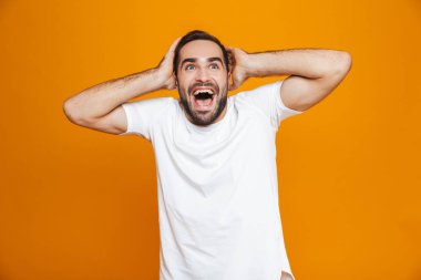 Görüntü sakal ve bıyık kafa kapma ile pozitif biri 30'lu 