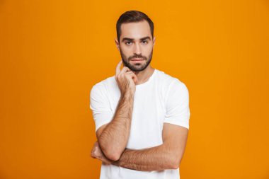 Görüntü sakallı adamın 30'lu kameraya kesinlikle w arıyorum t-shirt