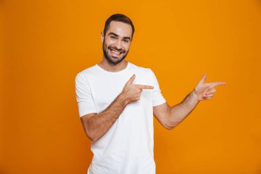 Görüntü gülümseyen adam 30'lu t-shirt işaret parmakları bir kenara süre